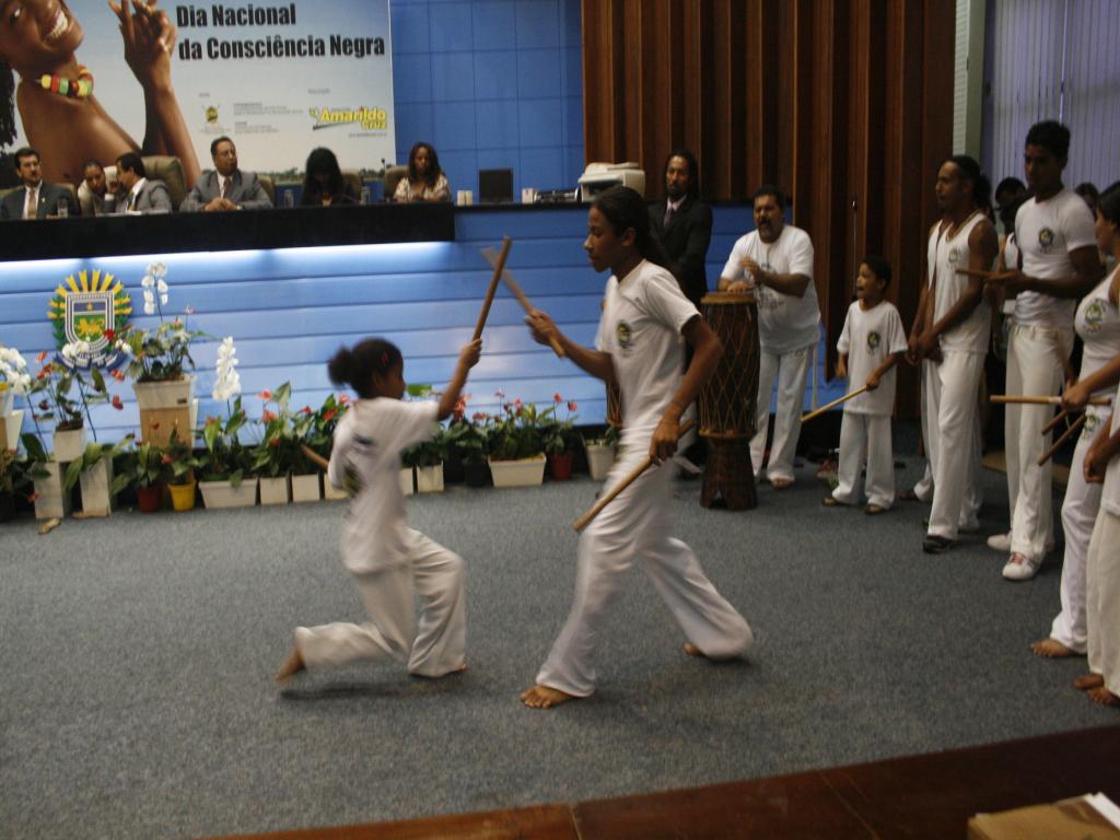 Imagem: Grupo de capoeira se apresenta na sessão em comemoração ao Dia da Consciência Negra