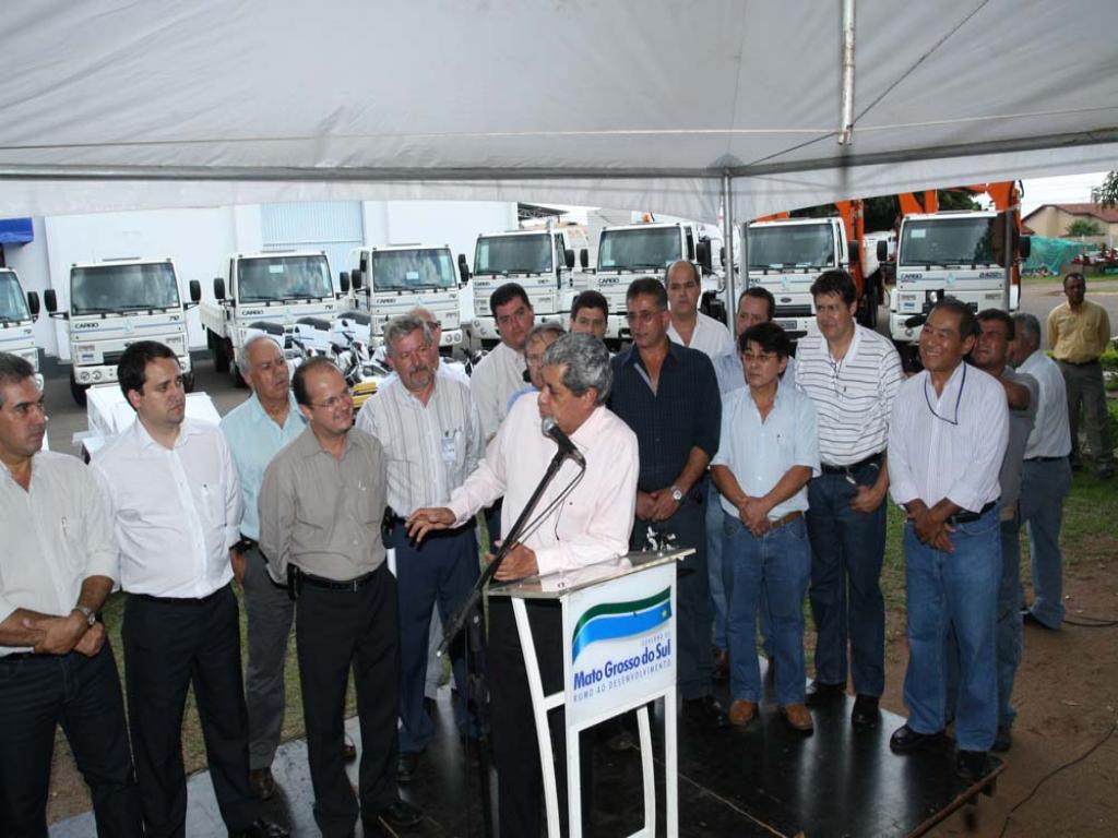 Imagem: André Puccinelli discurso em entrega de veículos e equipamentos à Sanesul