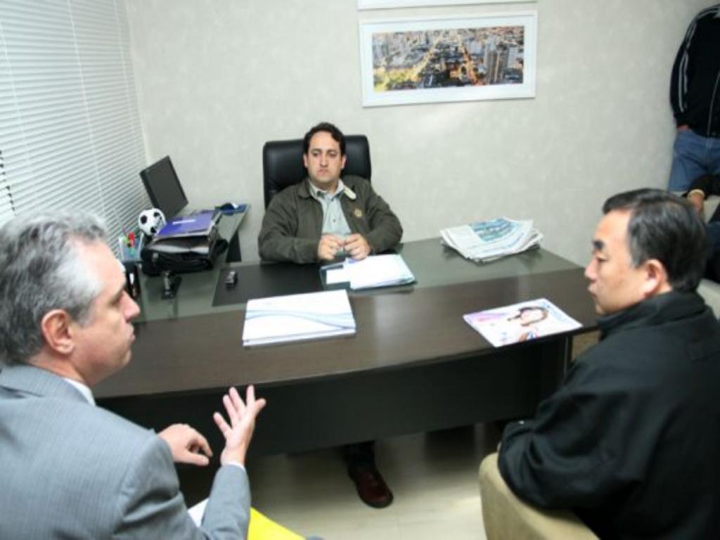 Imagem: Deputado Marcio Fernandes (centro), Marco Antônio Lemos e Ricardo Kuninari