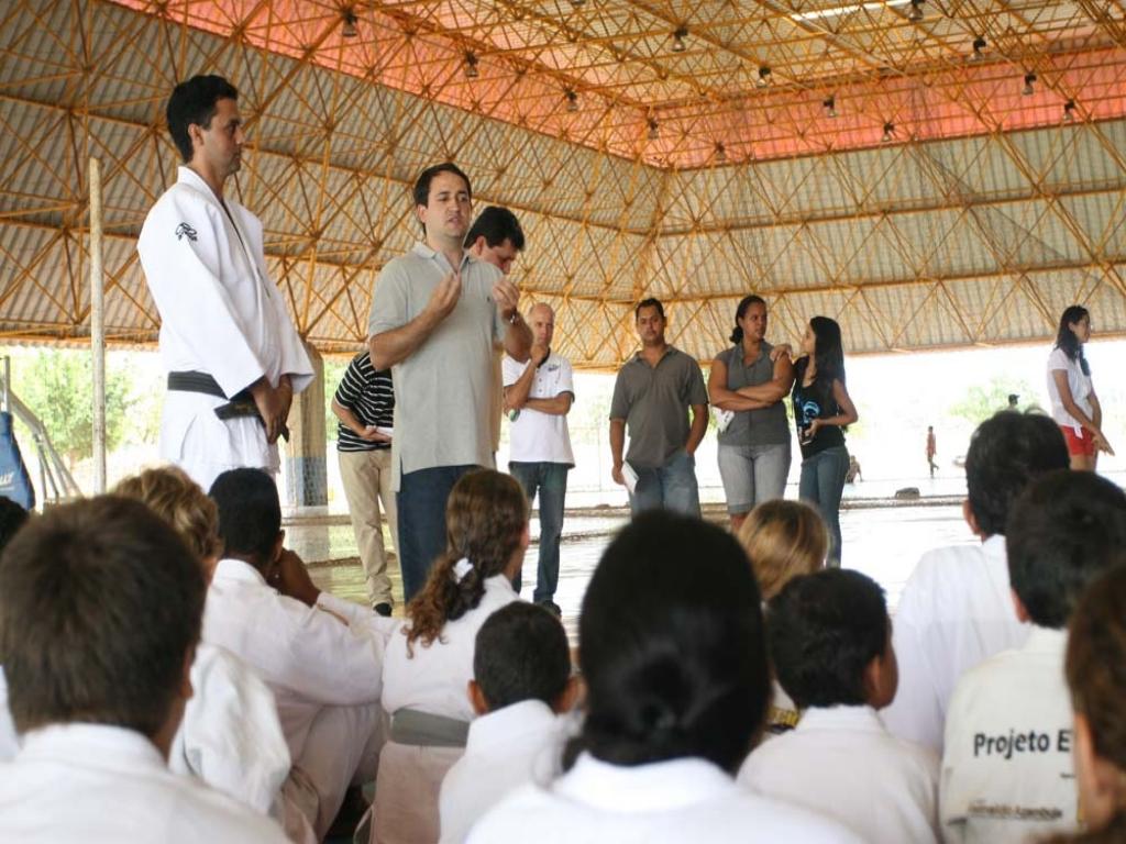 Imagem: Carlos Rocha e o deputado Marcio Fernandes conversam com alunos do projeto na Aero Rancho