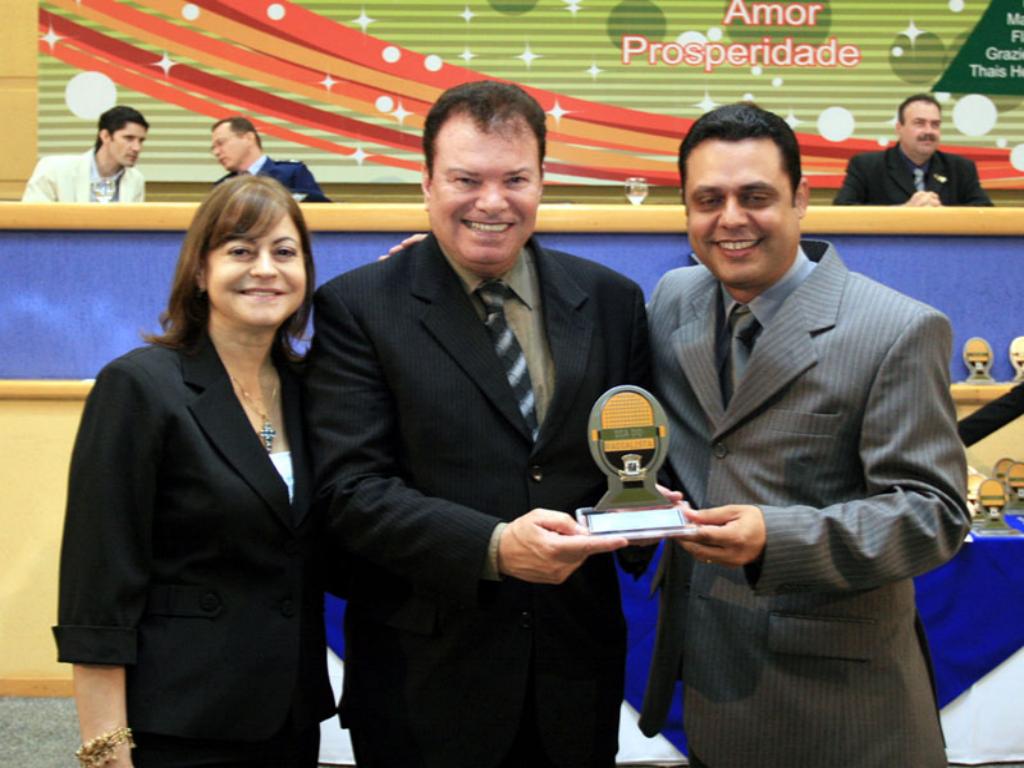 Imagem: Picarelli entre sua mulher, a vereadora Magali Picarelli, e o vereador Flávio César, que fez a homenagem.