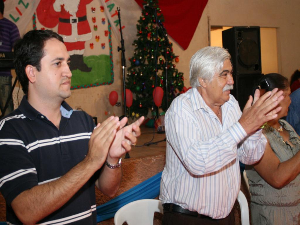 Imagem: Deputado Marcio Fernandes e o prefeito Albertino aplaudem apresentação de fanfarra