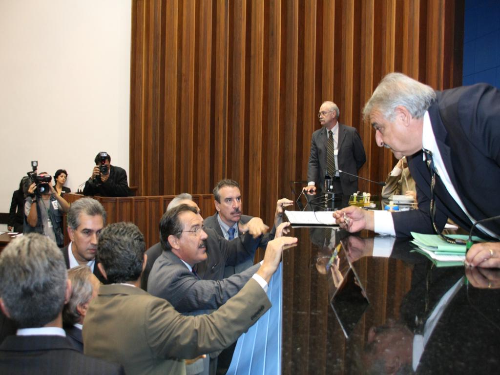 Imagem: Presidente Deputado Jerson Domingos em conversa com os Líderes de Bancada.