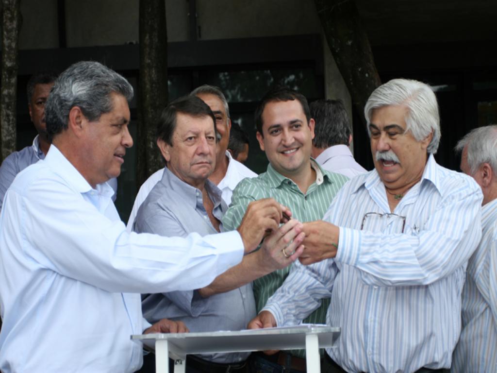 Imagem: Governador e Marcio Fernandes entregam chave da patrola ao prefeito Albertino Ferreira, de Jaraguari