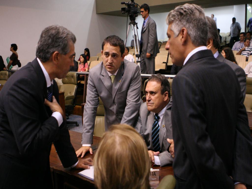 Imagem: Marcio Fernandes conversa no Plenário com os demais parlamentares