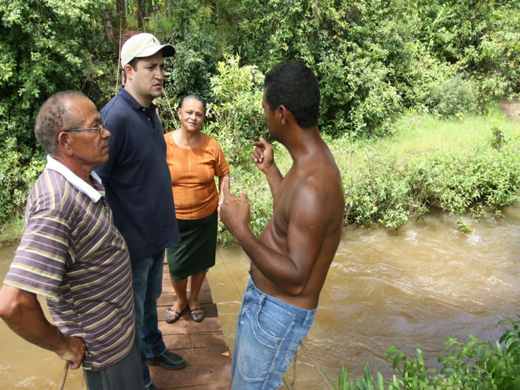 Imagem: Marcio Fernandes conversa com moradores de Furnas do Dionísio