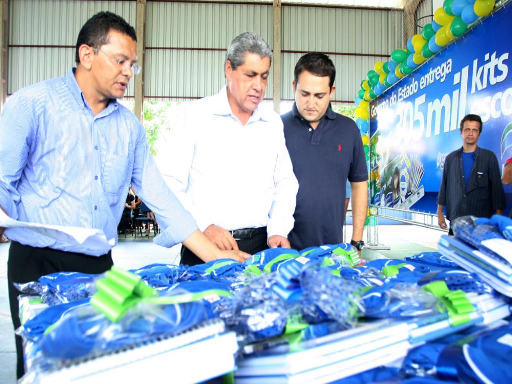 Imagem: Marcio Fernandes e o governador André conferem kits escolares