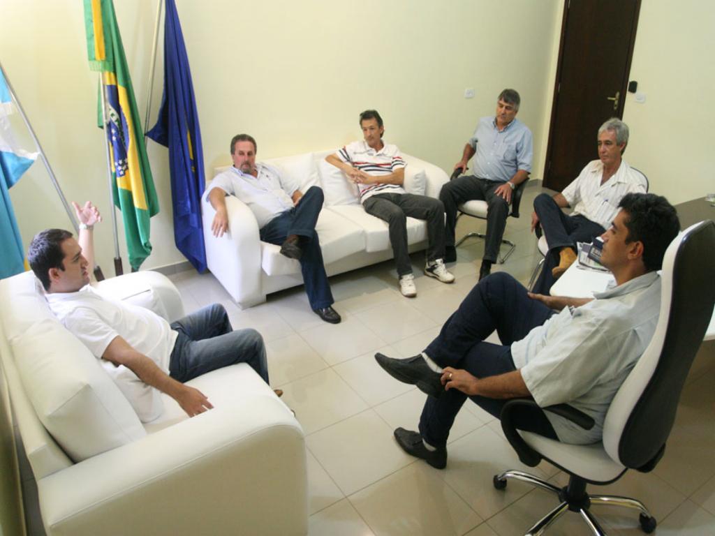 Imagem: Marcio Fernandes reunido com secretários em Iguatemi
