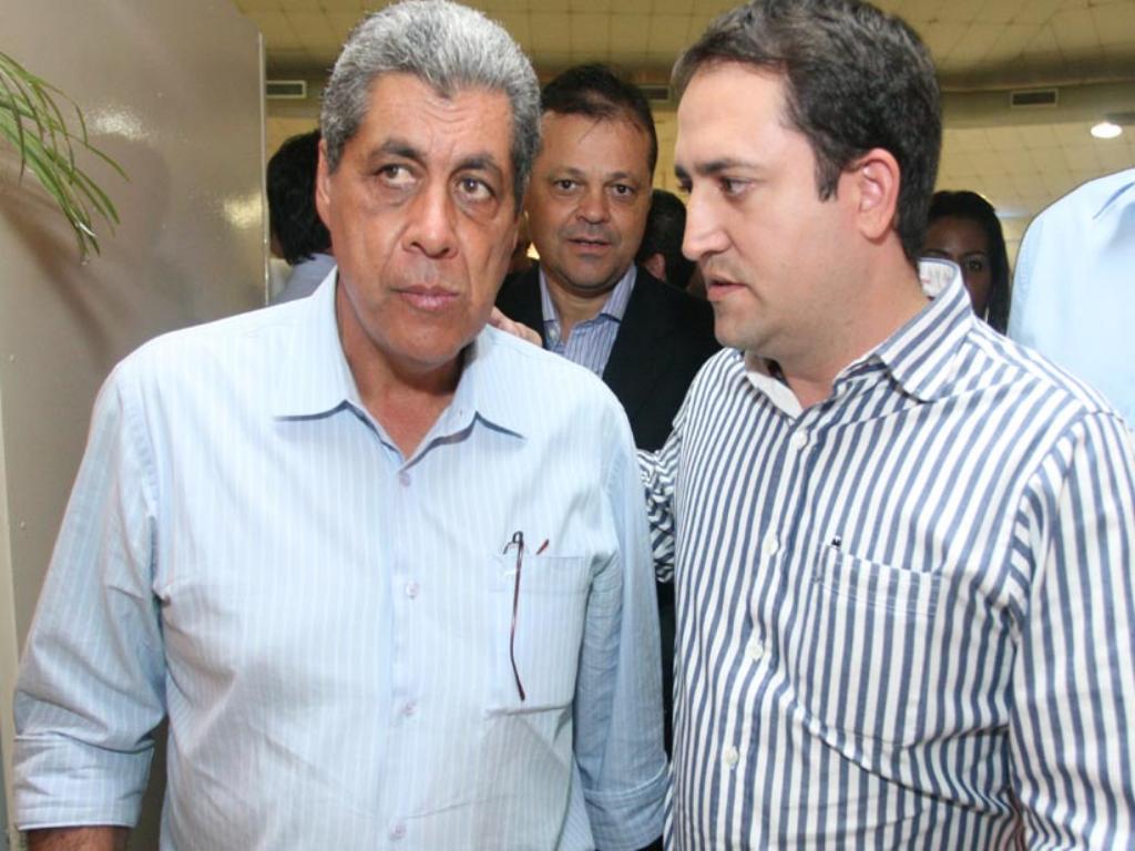 Imagem: O governador André, Chico Maia (ao fundo) e o deputado Marcio Fernandes