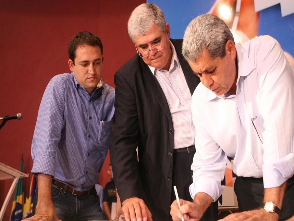 Imagem: Marcio Fernandes, Marun e o governador André Puccinelli em assinatura de convênios
