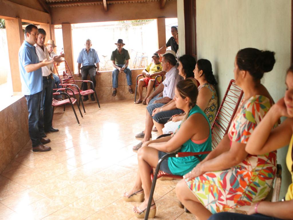 Imagem: Marcio Fernandes fala com lideranças na casa do Luizinho do Ferro-Velho