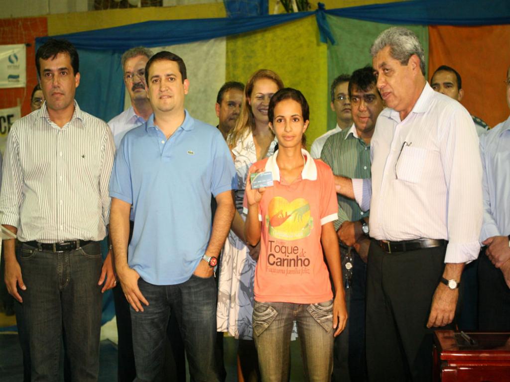 Imagem: Governador André Puccinelli entrega cartão do Vale Renda em Rio Verde