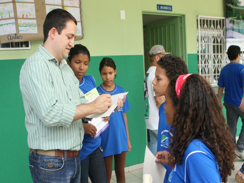 Imagem: Deputado Marcio Fernandes dá autógrafos aos alunos da EE Antônio Costa