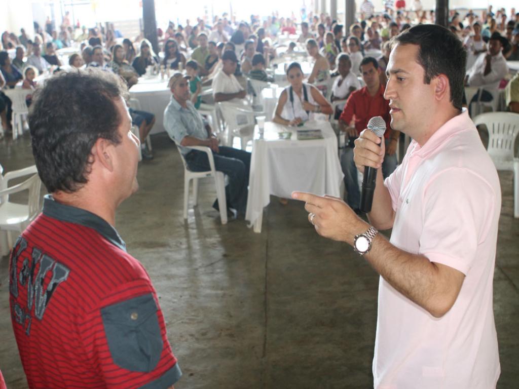 Imagem: Dep. Marcio Fernandes (c/ microfone), ao lado do ver. Dirlon Gurizinho, entregam carro para a saúde