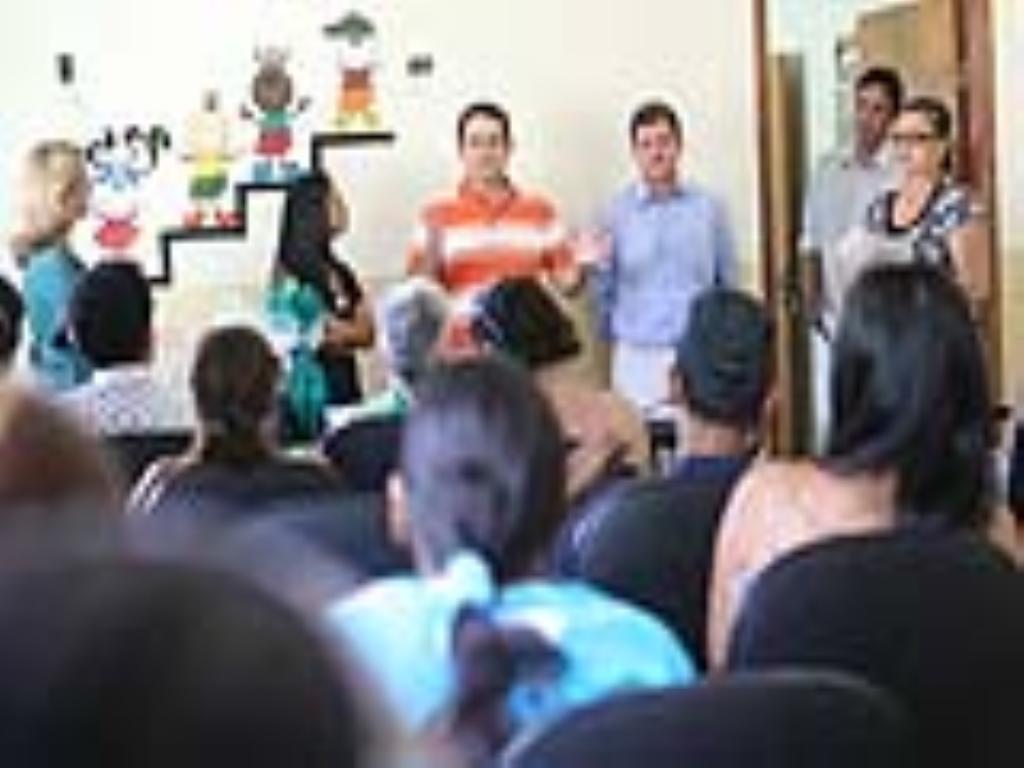 Imagem: Deputado Marcio Fernandes fala com pais de alunos da Escola Especial Colibri
