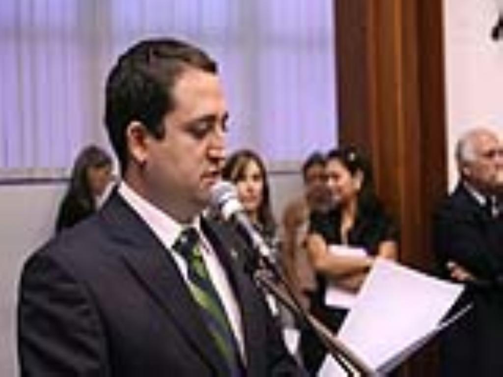 Imagem: Marcio Fernandes lê indicação em sessão na Assembleia