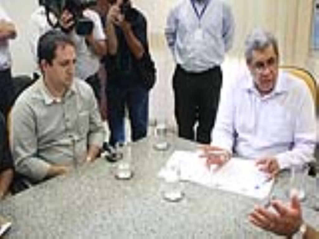 Imagem: Governador André Puccinelli e o dep. Marcio Fernandes durante assinatura do convênio