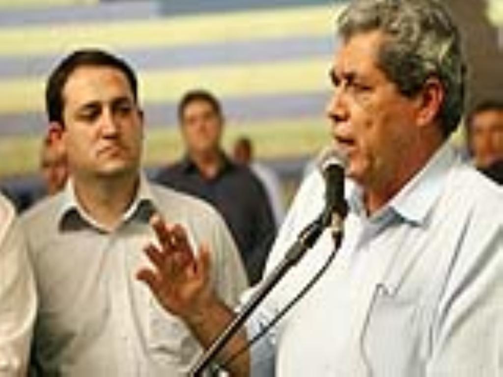 Imagem: Governador André e o dep. Marcio Fernandes no encontro com beneficiados do Vale Renda