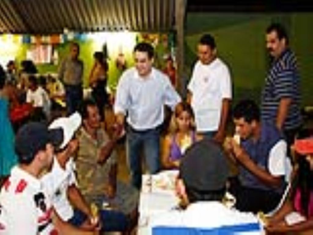 Imagem: Dep. Marcio Fernandes cumprimenta moradores na "pastelada" da Vila Piratininga