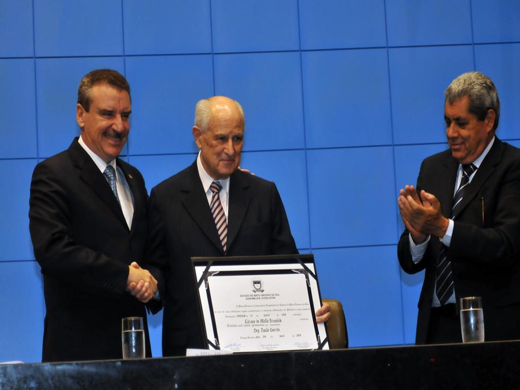 Imagem: Paulo Corrêa homenageia presidente do conselho do Bradesco