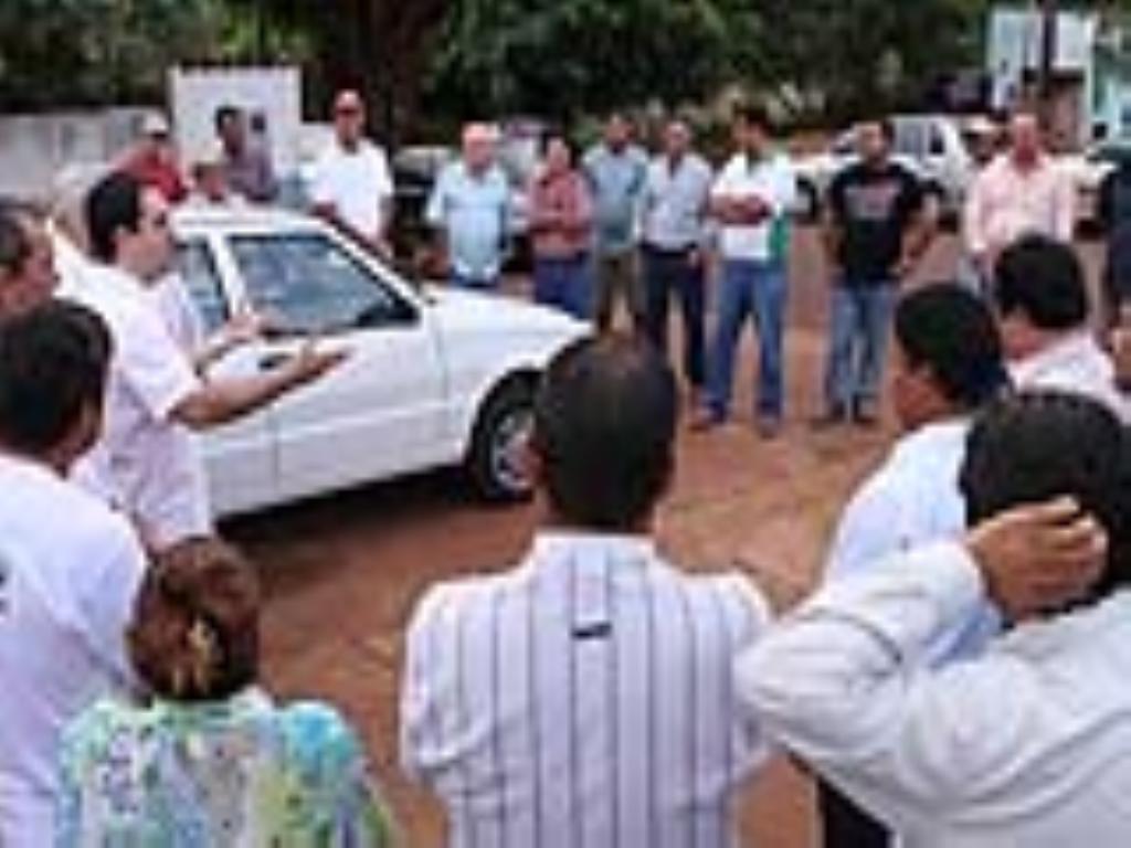 Imagem: Dep. Marcio Fernandes discursa na entrega de veículo à Prefeitura de Jaraguari