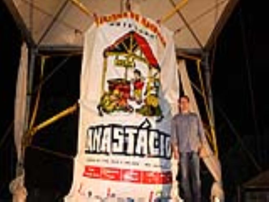 Imagem: Dep. Marcio Fernandes ao lado do pacote gigante de farinha de mandioca