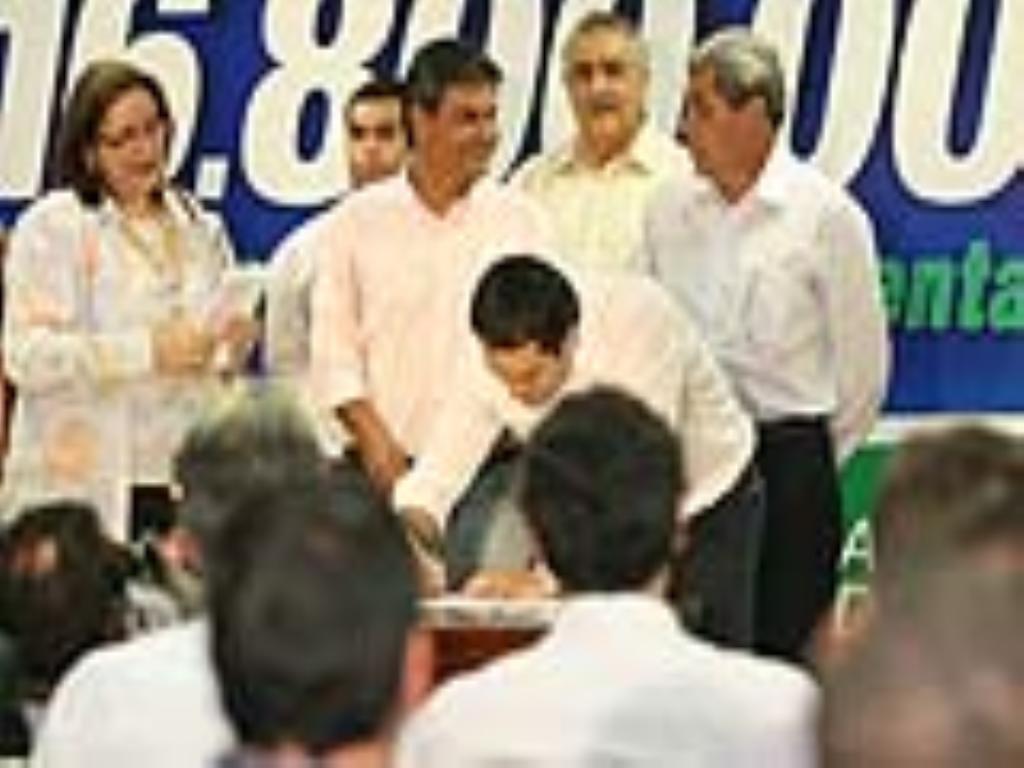 Imagem: Dep. Marcio Fernandes, pref. Nelsinho e gov. André assinam convênio de emenda, em 2009