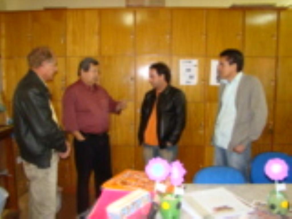 Imagem: Junto com Robertinho Martines, deputado conversou com professores da Escola "Etalívio Martins"