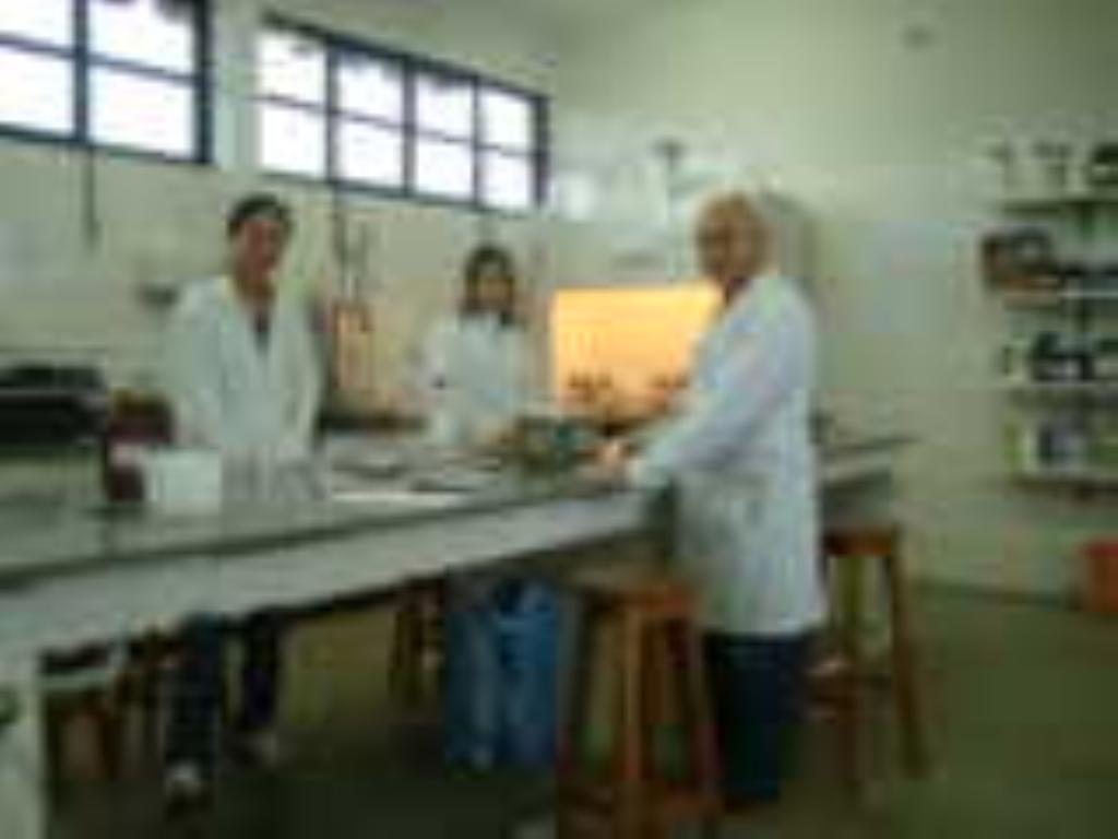 Imagem: Professor André e acadêmicas no laboratório da UEMS