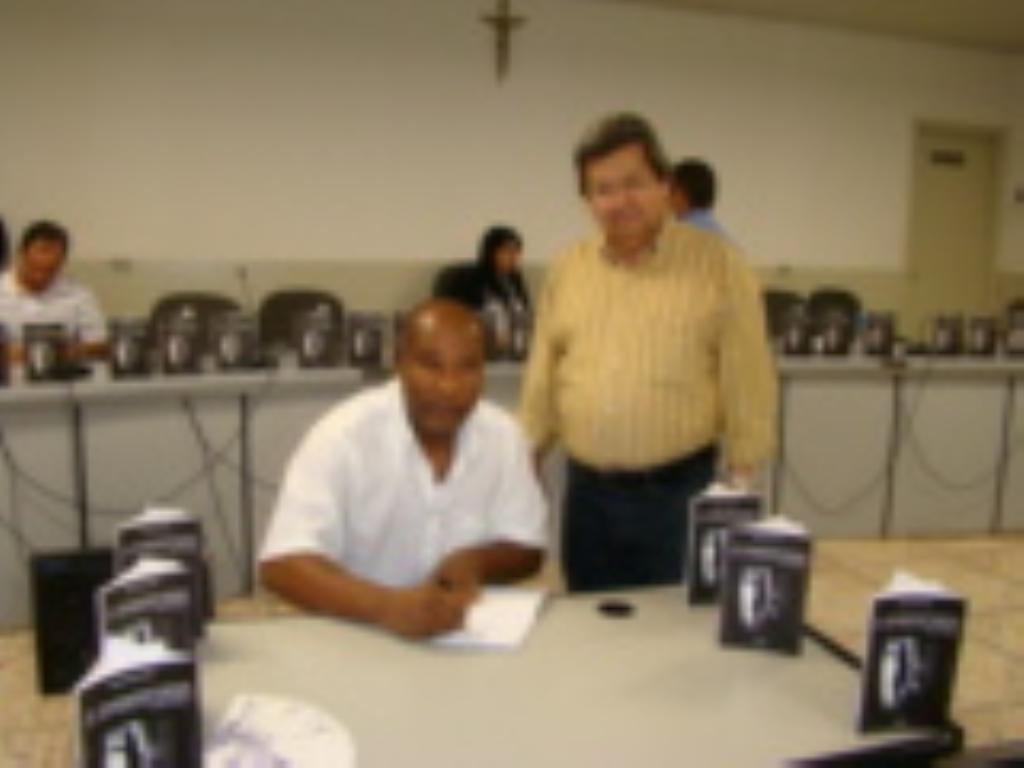 Imagem: José Mattos autografa livro para o deputado