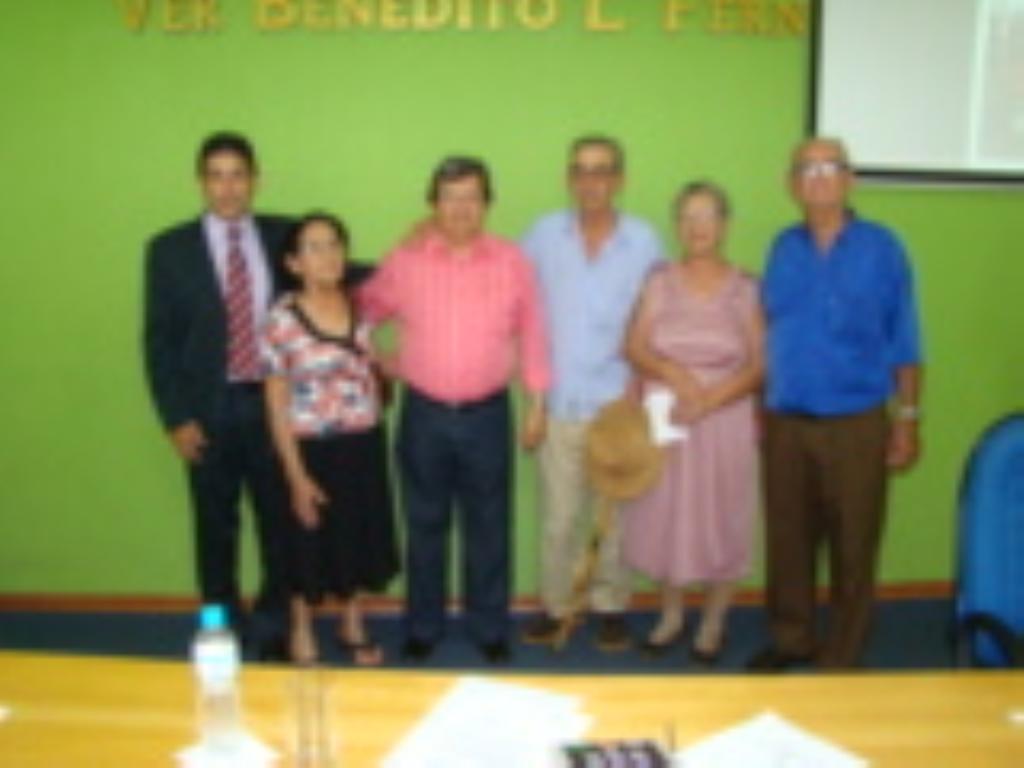 Imagem: Deputado junto com os pioneiros do município