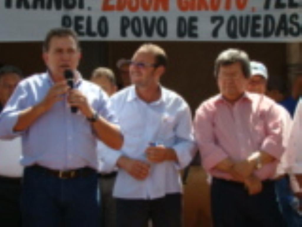 Imagem: Onevan e Sérgio Mendes acompanham discurso do secretário de Obras Públicas