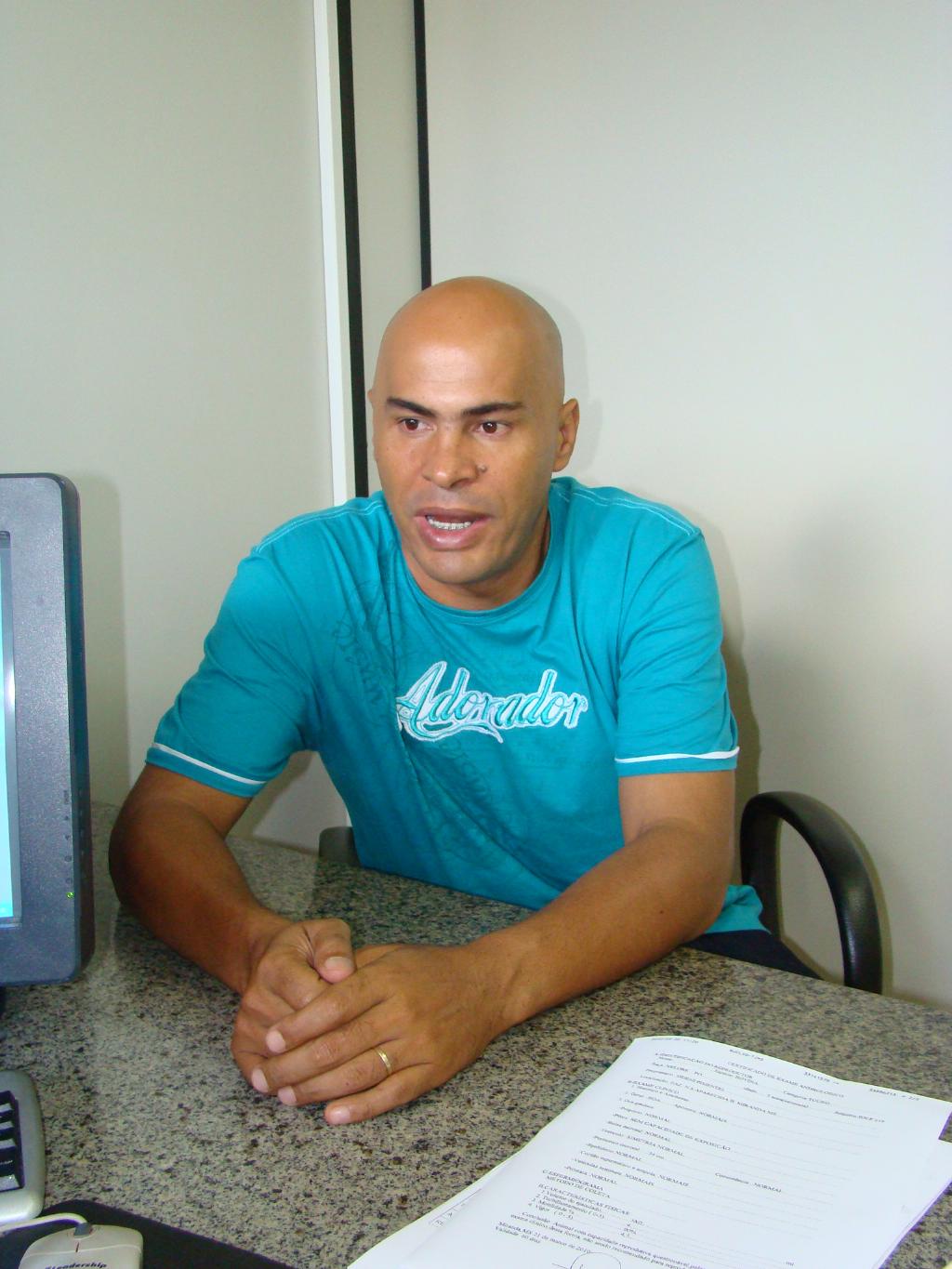 Imagem: Prof. Leandro é o diretor da Escola "Santiago Benites"