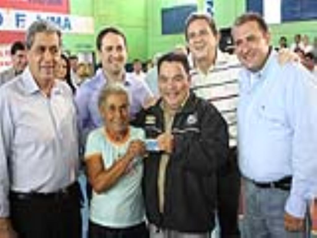 Imagem: Governador, dep. Marcio Fernandes, Waldemir Moka, pref. Flávio e (centro) o ex-pref. Macete 