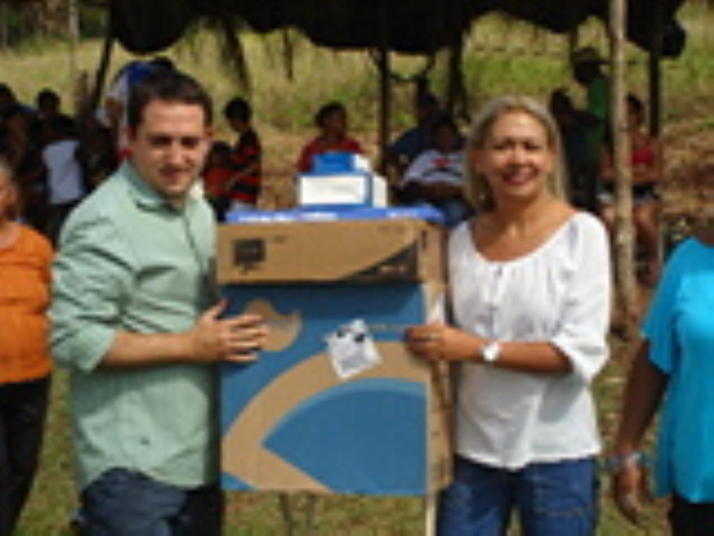 Imagem: Dep. Marcio Fernandes entrega computador à diretora da EE Zumbi dos Palmares, Jussara