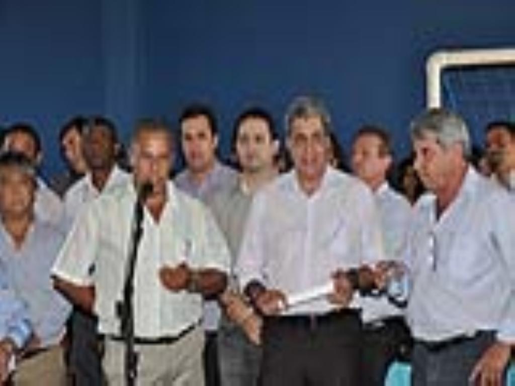 Imagem: Dir. da escola, José Paulo (microfone), ver. Peres, dep. Marcio Fernandes e o gov. André