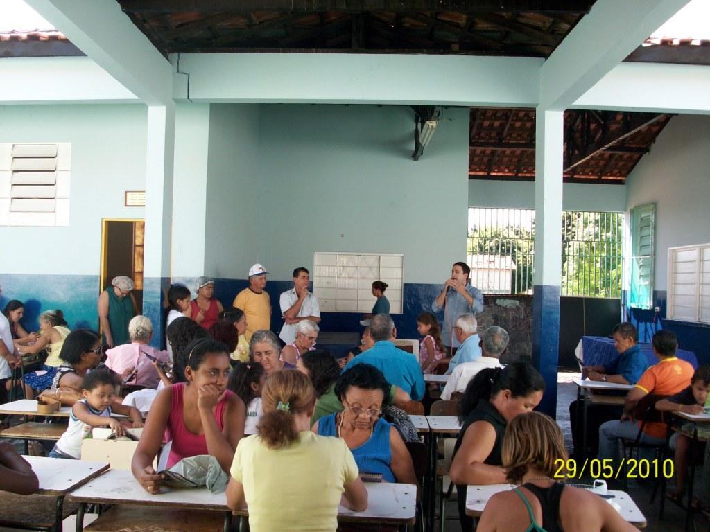 Imagem: Dep. Marcio Fernandes conversa com famílias beneficiadas por projetos