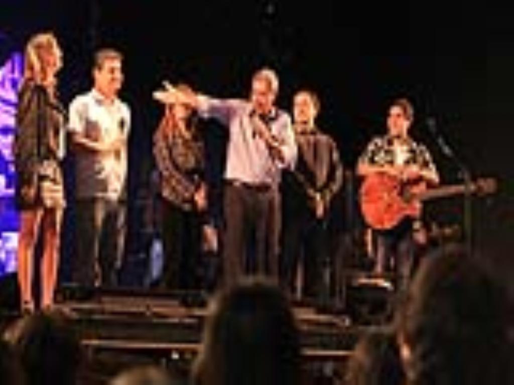 Imagem: Maria Cecília, Nelsinho, Antonieta, Puccinelli (microfone), dep. Marcio Fernandes e Rodolfo
