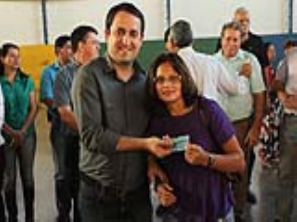 Imagem: Deputado Marcio Fernandes entrega cartão para beneficiária do Vale Renda