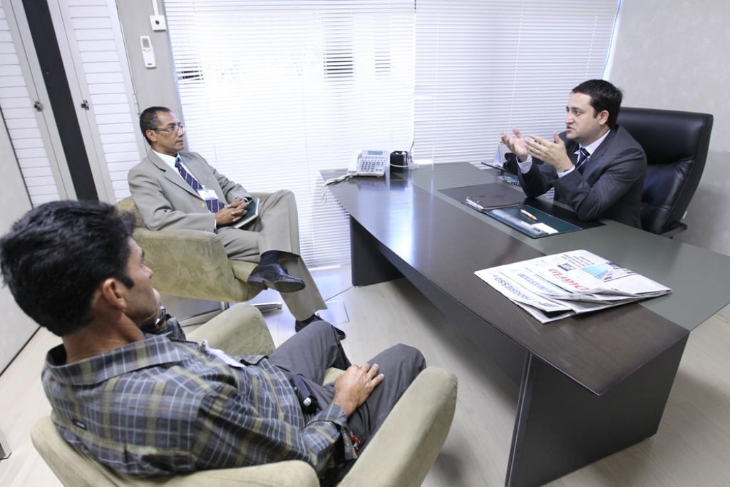 Imagem: Eluiz (ao fundo) pede intermédio do dep. Marcio Fernandes junto ao governo