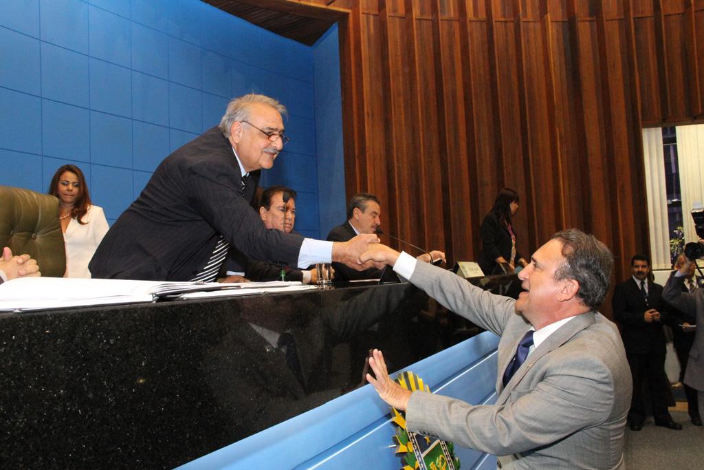 Imagem: Deputado Diogo Tita cumprimenta o presidente da casa, dep. Jerson Domingos