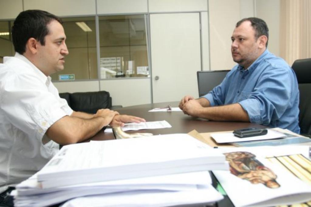 Imagem: Dep. Marcio Fernandes conversa sobre a Lei com superintendente do Procon, Lamartine Ribeiro