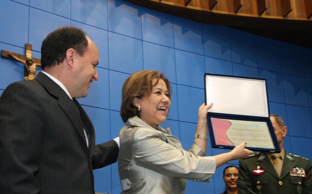 Imagem: Dep. Junior Mochi Entrega a placa Honra à Amizade a dep. Celina Jallad