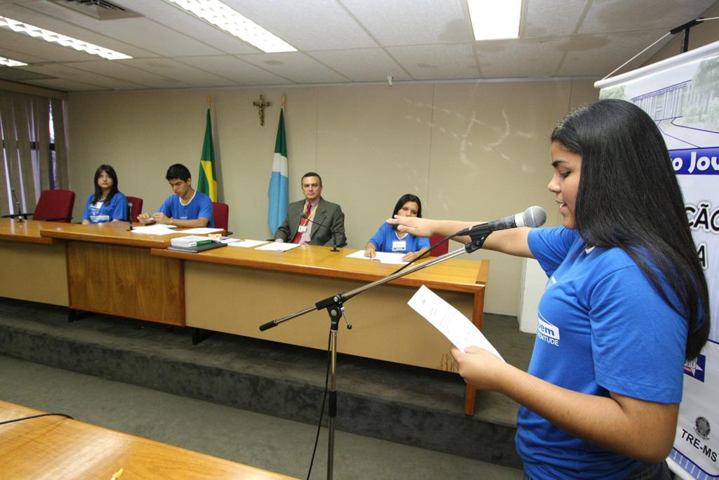 Imagem: Julie Gabrielli da Silva que assumiu a vaga deixada por Anderson Garcia. Faz seu juramento