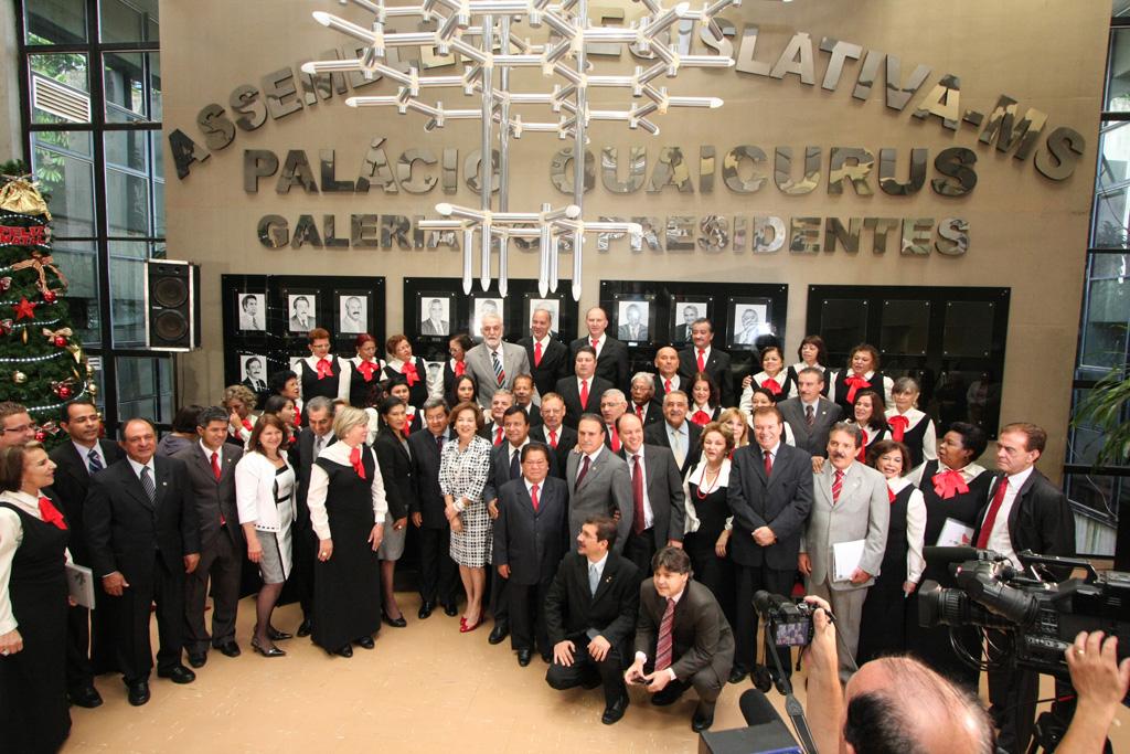 Imagem: Deputados e servidores são homenageados na Assembleia  