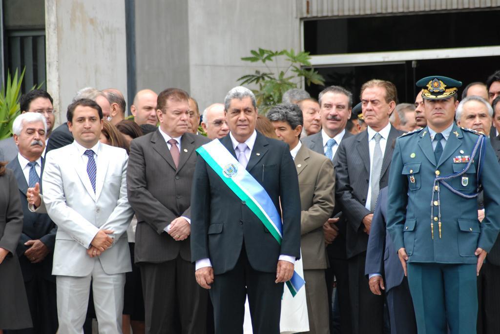 Imagem: Marcio Fernandes (terno claro) acompanha governador André durante posse