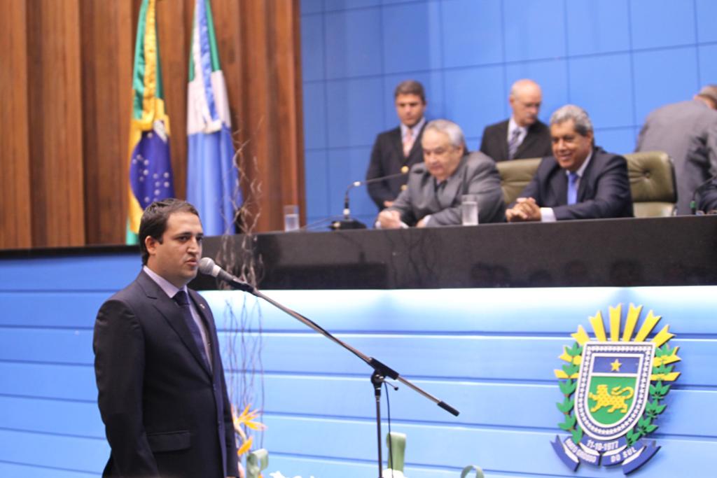 Imagem: Deputado Marcio Fernandes durante o juramento parlamentar 