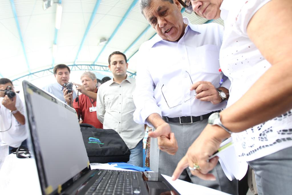 Imagem: Marcio Fernandes acompanha governador na entrega de notebooks