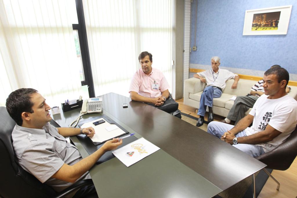 Imagem: Ver. Peres (centro) apresenta professor de jiu-jítsu Isaac ao dep. Marcio Fernandes