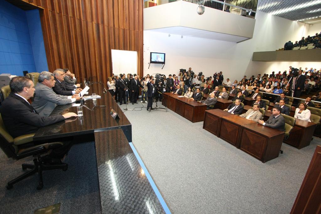 Imagem: Parlamentares durante a primeira sessão legislativa do ano